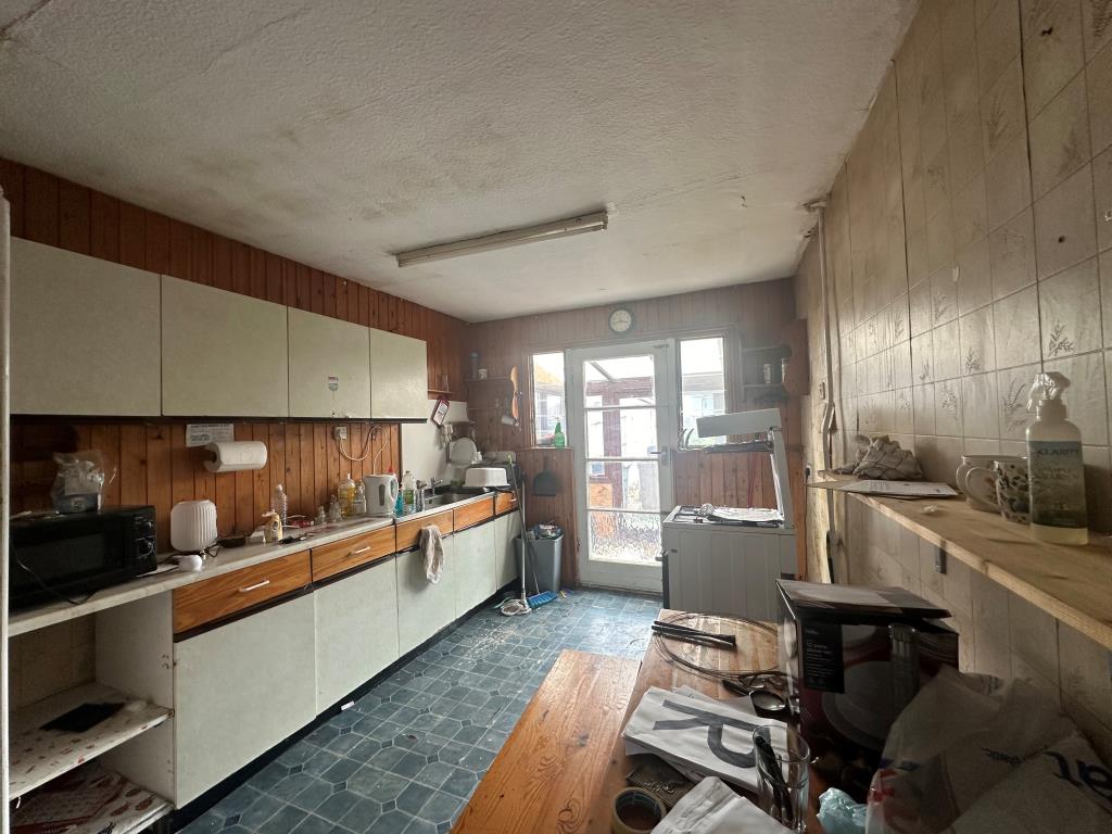 Lot: 157 - CHALET BUNGALOW FOR REFURBISHMENT POTENTIAL FOR EXTENSION - Kitchen with access to conservatory